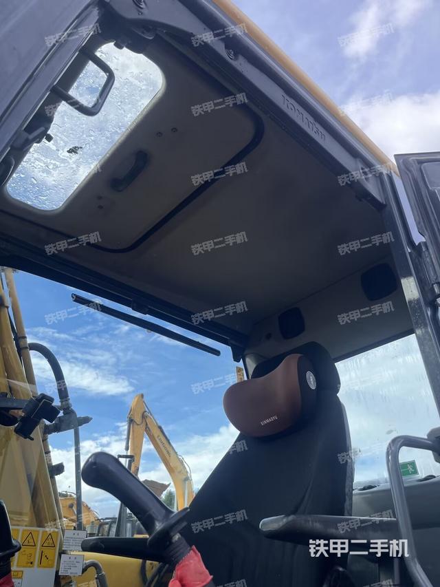 行走控制手柄和踏板 俯拍(驾驶室部分) 行走控制手柄和踏板 俯拍(驾驶室部分)