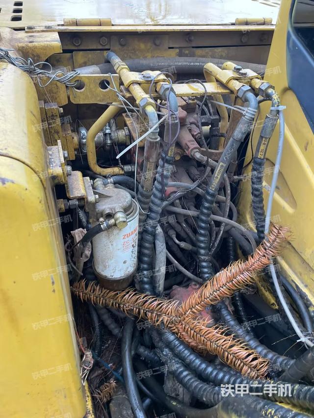 回转马达和主控阀(整机外观) 回转马达和主控阀(整机外观)