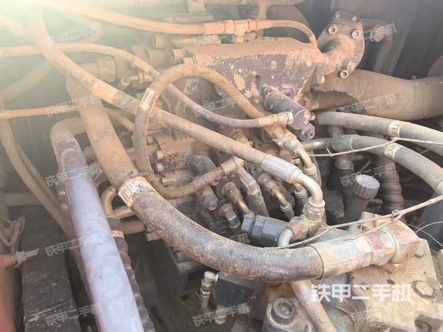 回转马达和主控阀(整机外观) 回转马达和主控阀(整机外观)