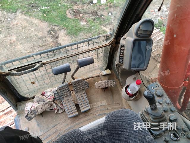 行走控制手柄和踏板?俯拍(駕駛室部分) 行走控制手柄和踏板?俯拍(駕駛室部分)