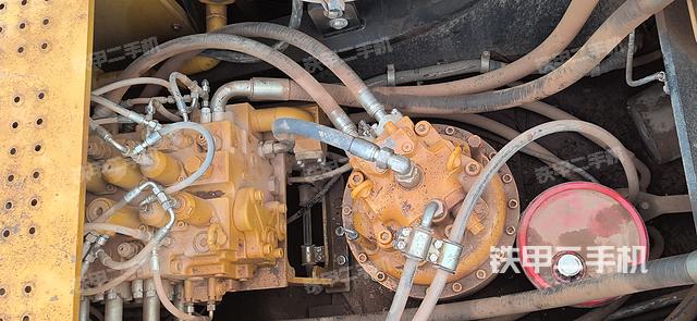 回转马达和主控阀(整机外观) 回转马达和主控阀(整机外观)