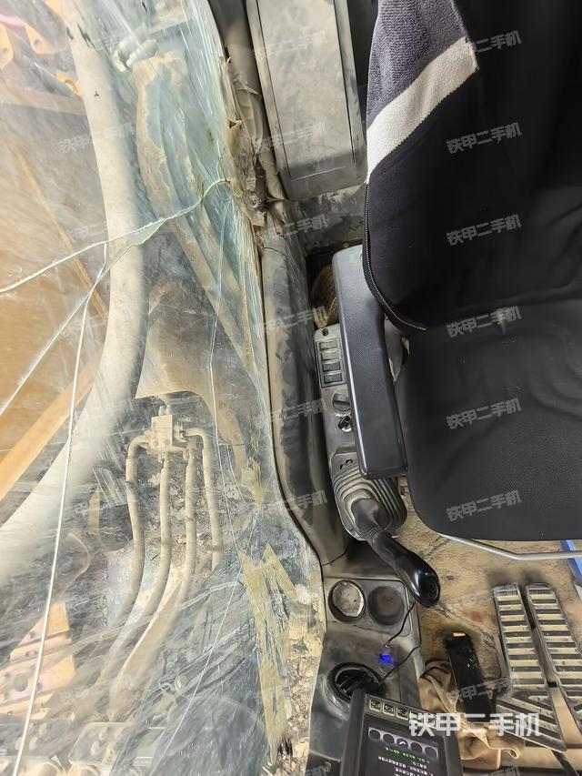 座椅右侧控制台/钥匙门/油门/含右手柄(驾驶室部分) 座椅右侧控制台/钥匙门/油门/含右手柄(驾驶室部分)