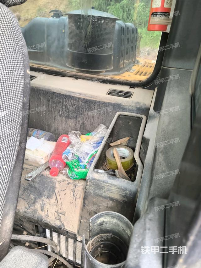 座椅左侧控制台/音响/含左手柄(驾驶室部分) 座椅左侧控制台/音响/含左手柄(驾驶室部分)