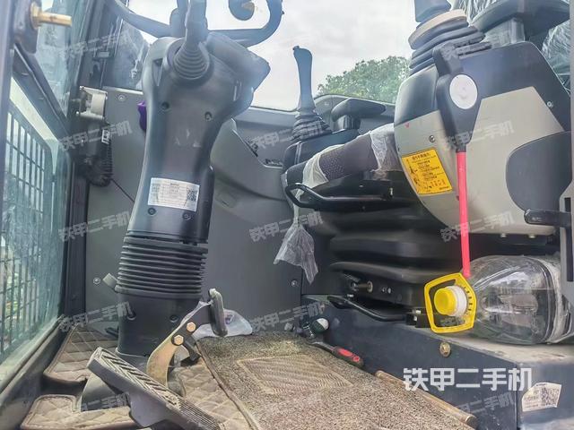 回转马达和主控阀(整机外观) 回转马达和主控阀(整机外观)