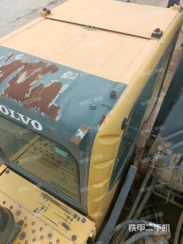 驾驶室顶部(整机外观) 驾驶室顶部(整机外观)