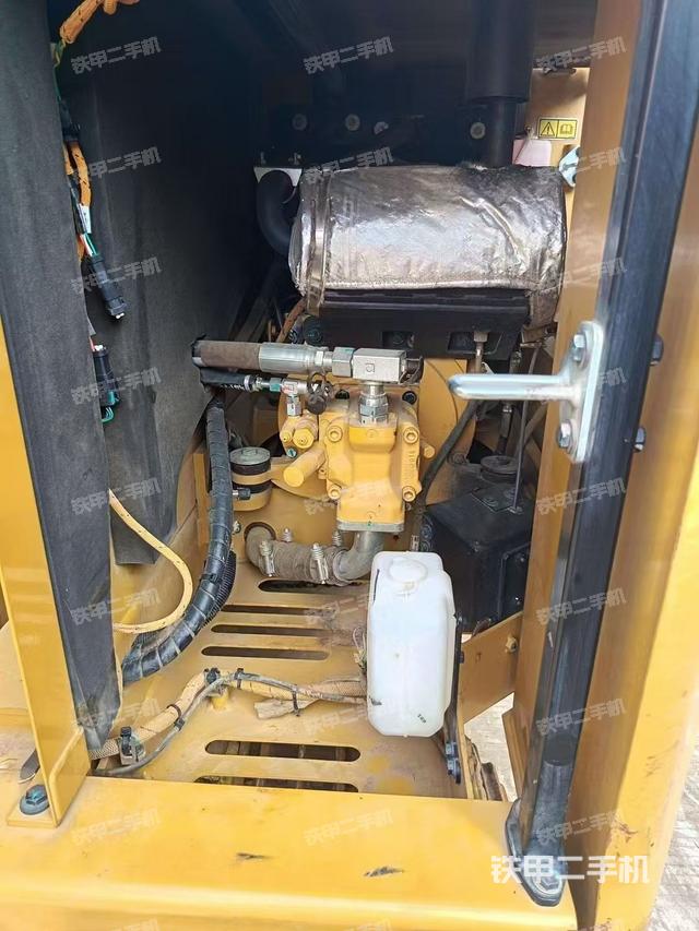 液压泵舱室正面整体(整机外观) 液压泵舱室正面整体(整机外观)