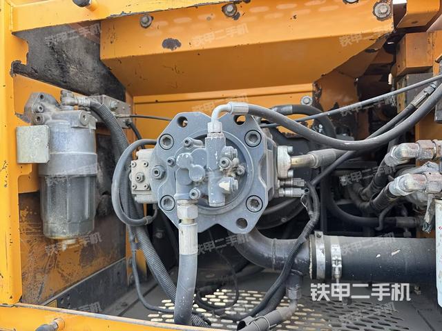 液壓泵艙室正面整體（整機外觀）