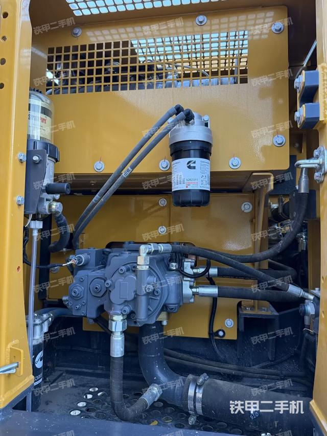 液压泵舱室正面整体(整机外观) 液压泵舱室正面整体(整机外观)