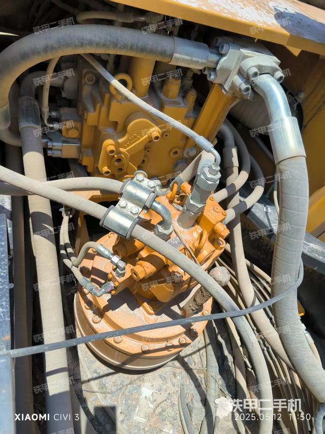 回转马达和主控阀(整机外观) 回转马达和主控阀(整机外观)