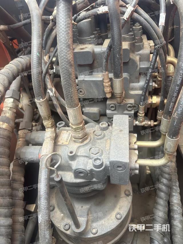 回轉(zhuǎn)馬達和主控閥(整機外觀) 回轉(zhuǎn)馬達和主控閥(整機外觀)