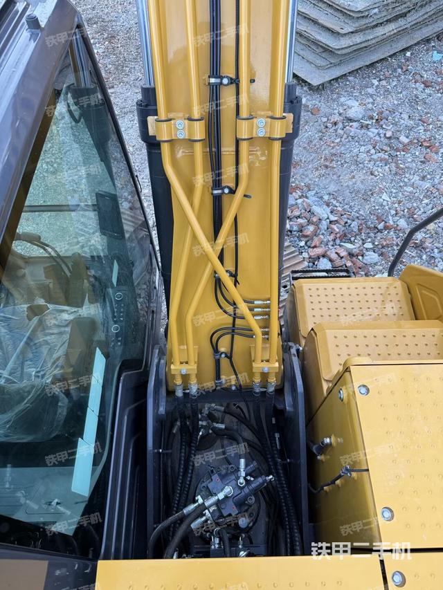 驾驶室顶部(整机外观) 驾驶室顶部(整机外观)