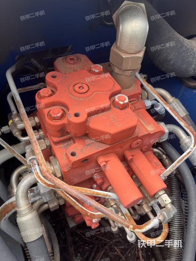 中央回转接头特写（上车部件）