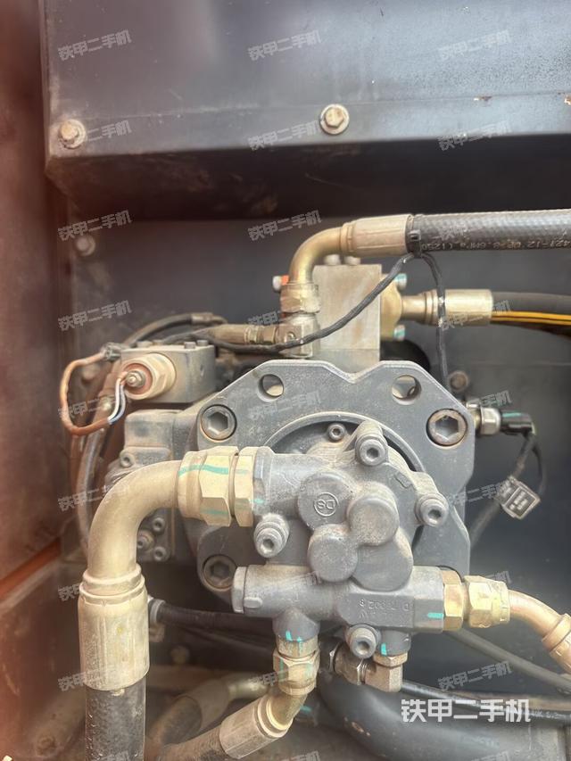 液壓泵艙室正面整體(整機外觀) 液壓泵艙室正面整體(整機外觀)