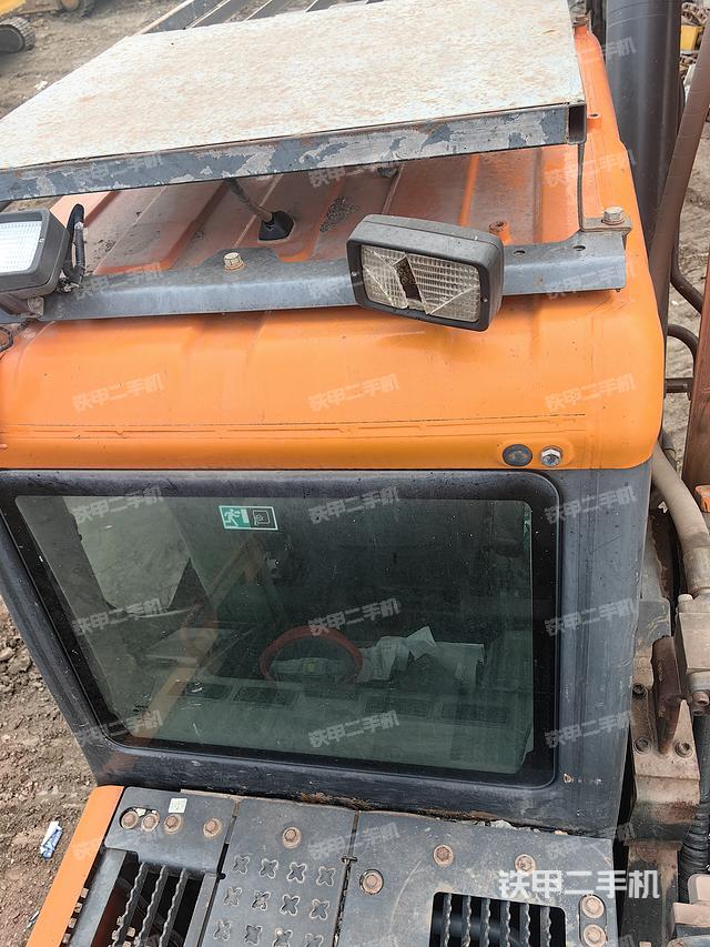 驾驶室顶部(整机外观) 驾驶室顶部(整机外观)