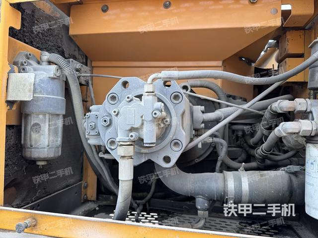 液压泵舱室正面整体(整机外观) 液压泵舱室正面整体(整机外观)