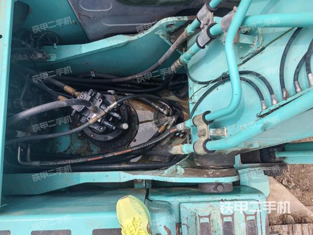 回转马达和主控阀(整机外观) 回转马达和主控阀(整机外观)