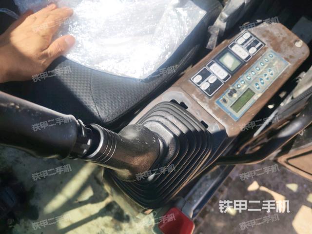 座椅左侧控制台/音响/含左手柄(驾驶室部分) 座椅左侧控制台/音响/含左手柄(驾驶室部分)