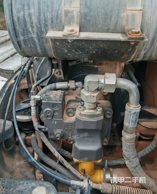 液壓泵艙室正面整體(整機(jī)外觀) 液壓泵艙室正面整體(整機(jī)外觀)