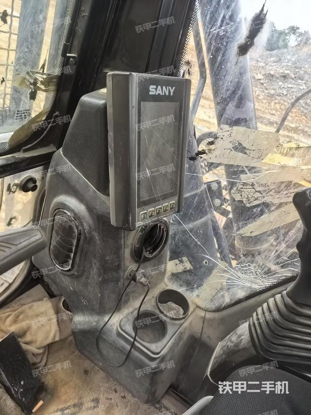 显示屏 (驾驶室部分) 显示屏 (驾驶室部分)