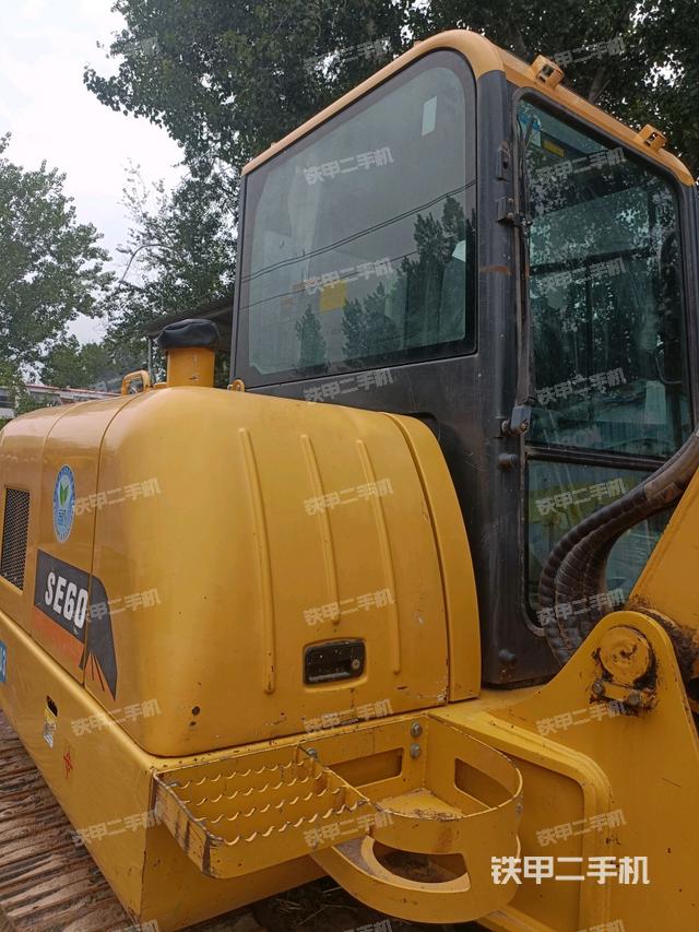 回转马达和主控阀(整机外观) 回转马达和主控阀(整机外观)