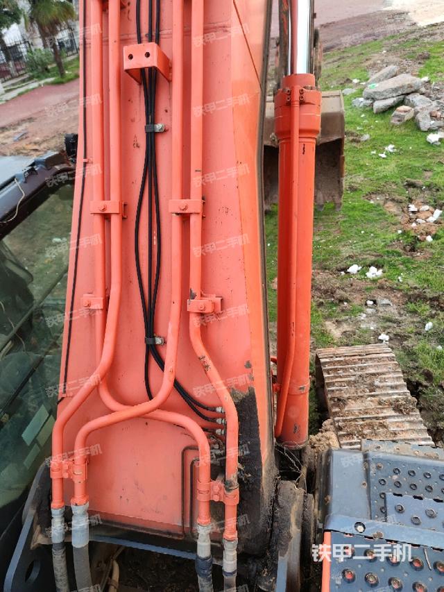 大臂背部俯視(工作和回轉(zhuǎn)裝置) 大臂背部俯視(工作和回轉(zhuǎn)裝置)