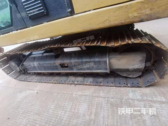 單側(cè)履帶整體(整機(jī)外觀) 單側(cè)履帶整體(整機(jī)外觀)