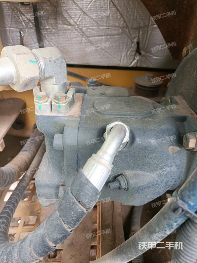 液压泵舱室正面整体(整机外观) 液压泵舱室正面整体(整机外观)