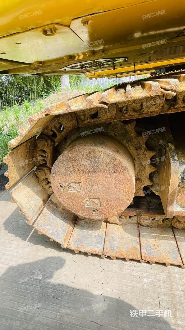 单侧履带整体(整机外观) 单侧履带整体(整机外观)