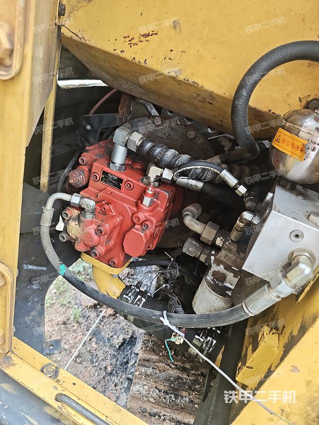 液压泵舱室正面整体(整机外观) 液压泵舱室正面整体(整机外观)