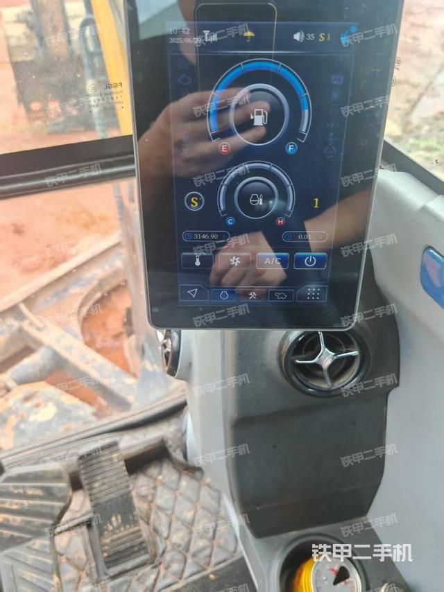 駕駛室整體(整機(jī)外觀) 駕駛室整體(整機(jī)外觀)