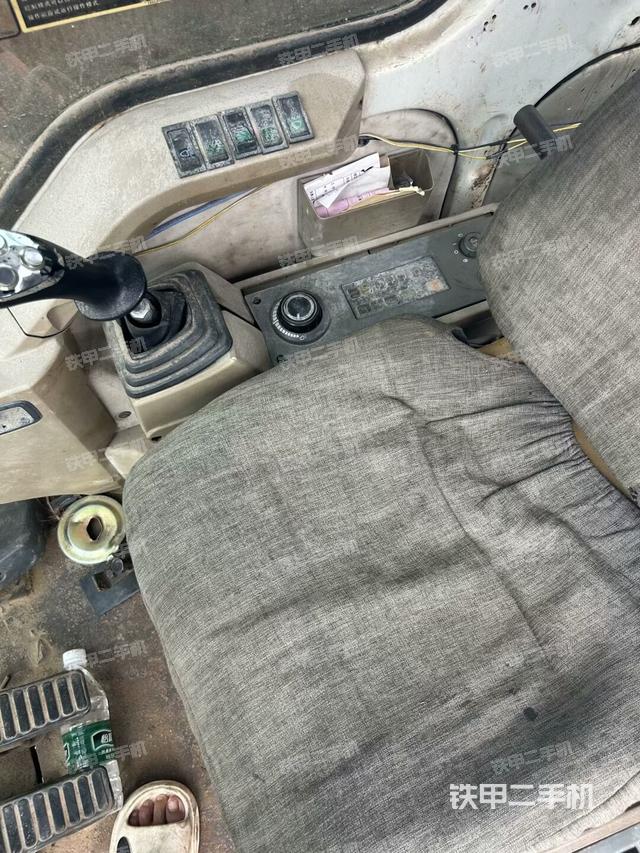 驾驶室整体(整机外观) 驾驶室整体(整机外观)