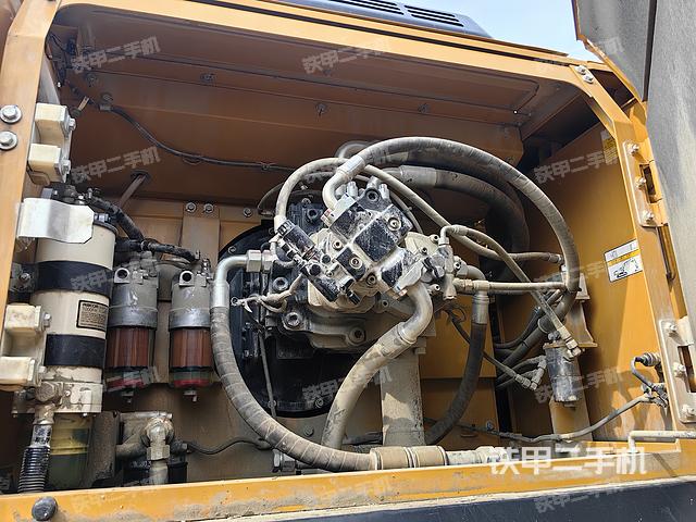 液压泵舱室正面整体(整机外观) 液压泵舱室正面整体(整机外观)