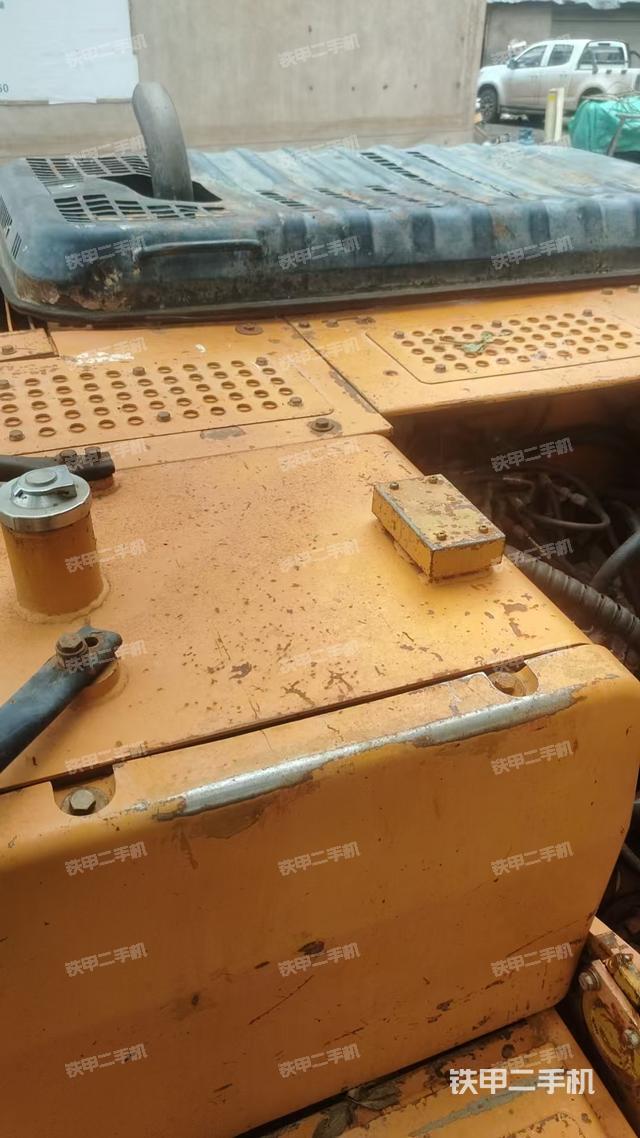 驾驶室顶部(整机外观) 驾驶室顶部(整机外观)