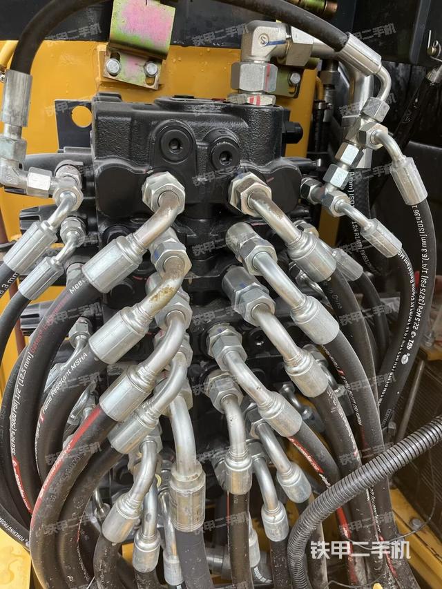 回转马达和主控阀(整机外观) 回转马达和主控阀(整机外观)