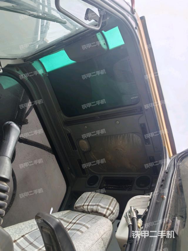 驾驶室顶部(整机外观) 驾驶室顶部(整机外观)