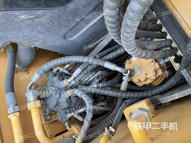 回转马达和主控阀(整机外观) 回转马达和主控阀(整机外观)