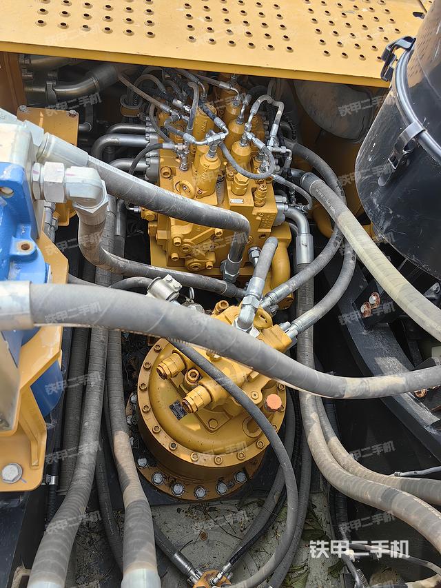 回转马达和主控阀(整机外观) 回转马达和主控阀(整机外观)