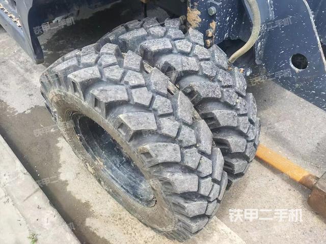 单侧履带整体(整机外观) 单侧履带整体(整机外观)