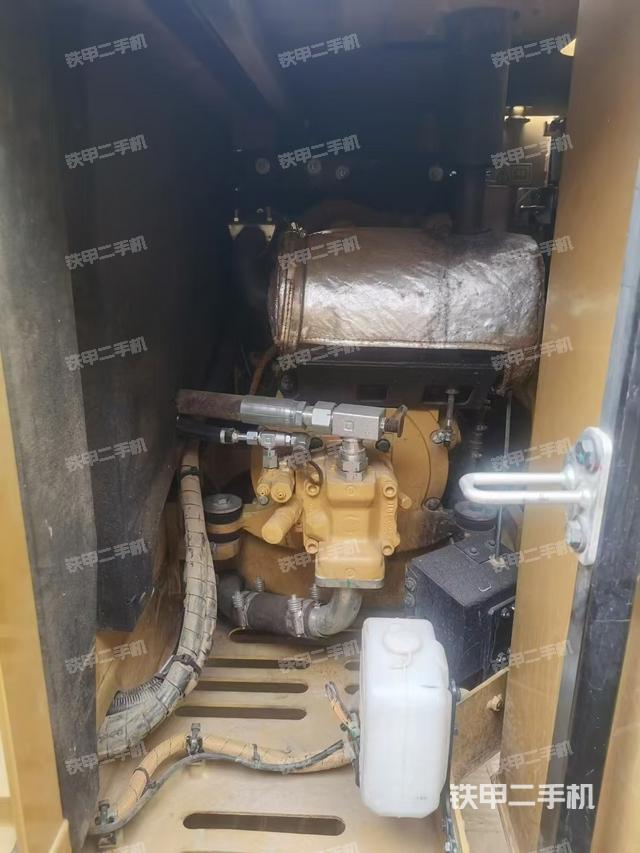 液壓泵艙室正面整體(整機(jī)外觀) 液壓泵艙室正面整體(整機(jī)外觀)