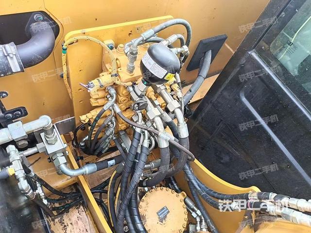 回转马达和主控阀(整机外观) 回转马达和主控阀(整机外观)