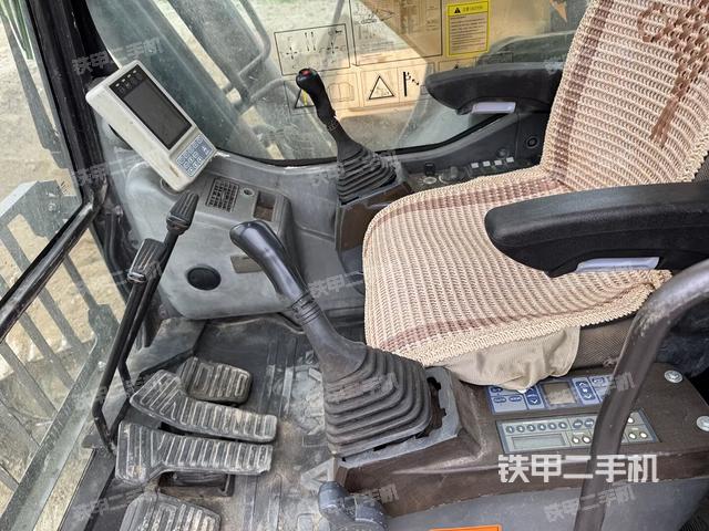 驾驶室整体(整机外观) 驾驶室整体(整机外观)