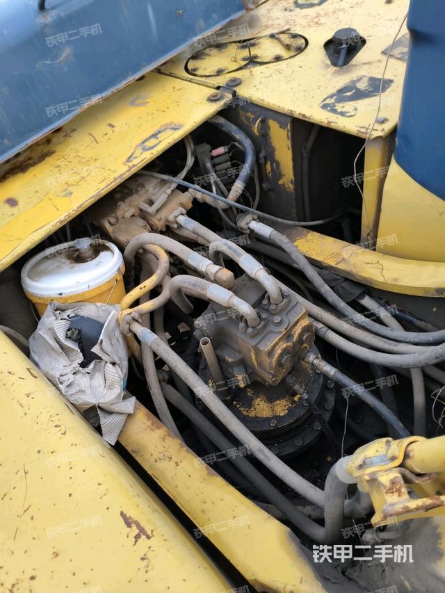 回转马达和主控阀（整机外观）