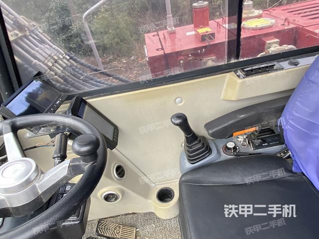 座椅右側(cè)控制臺(tái)/鑰匙門/油門/含右手柄(駕駛室部分) 座椅右側(cè)控制臺(tái)/鑰匙門/油門/含右手柄(駕駛室部分)