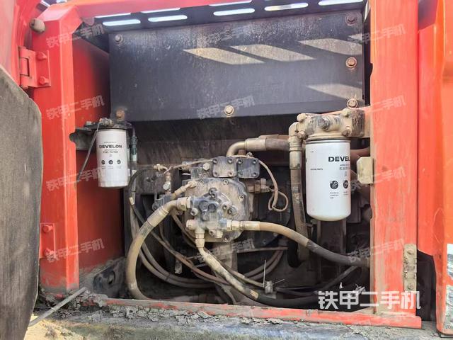 液压泵舱室正面整体(整机外观) 液压泵舱室正面整体(整机外观)