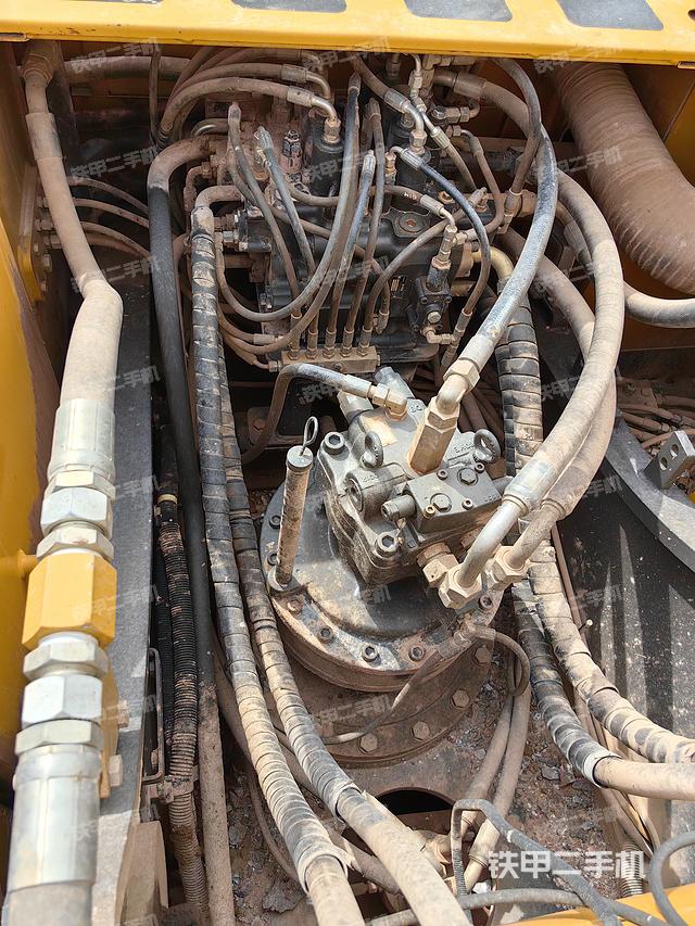 回转马达和主控阀（整机外观）