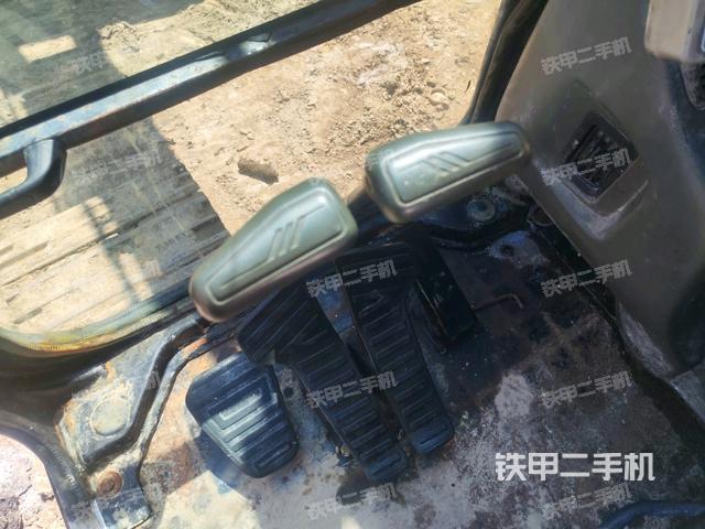 行走控制手柄和踏板 俯拍(驾驶室部分) 行走控制手柄和踏板 俯拍(驾驶室部分)