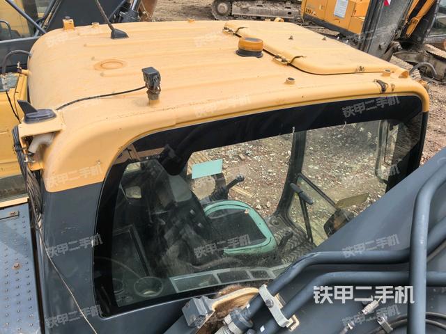 駕駛室頂部(整機(jī)外觀) 駕駛室頂部(整機(jī)外觀)