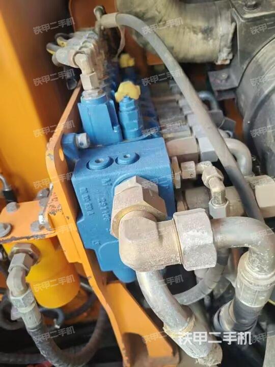 回转马达和主控阀(整机外观) 回转马达和主控阀(整机外观)