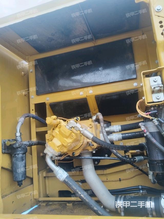 液壓泵艙室正面整體(整機外觀) 液壓泵艙室正面整體(整機外觀)