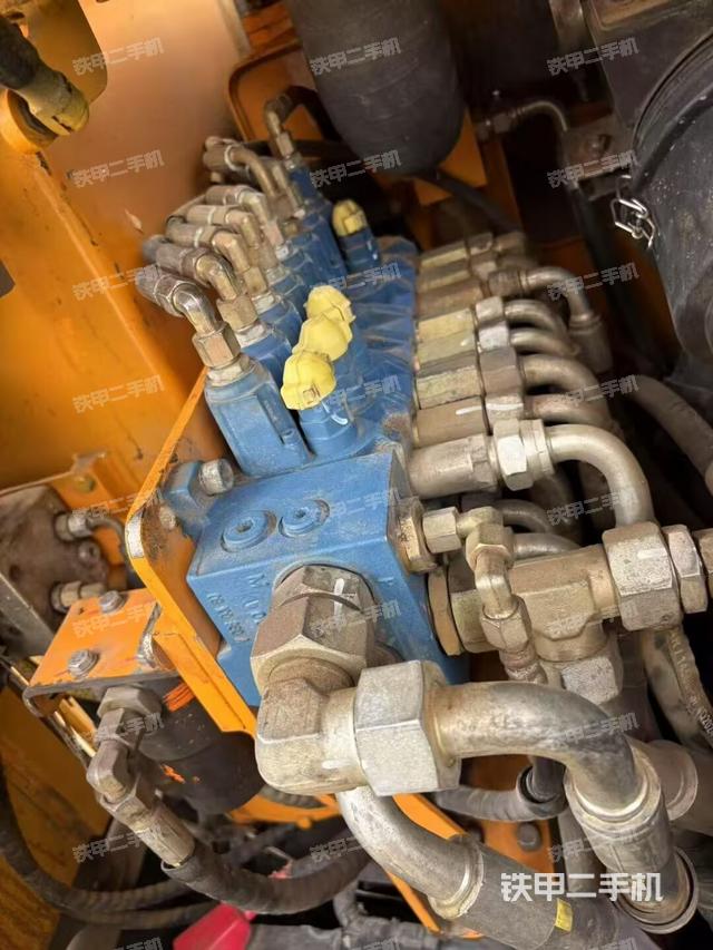 回转马达和主控阀（整机外观）